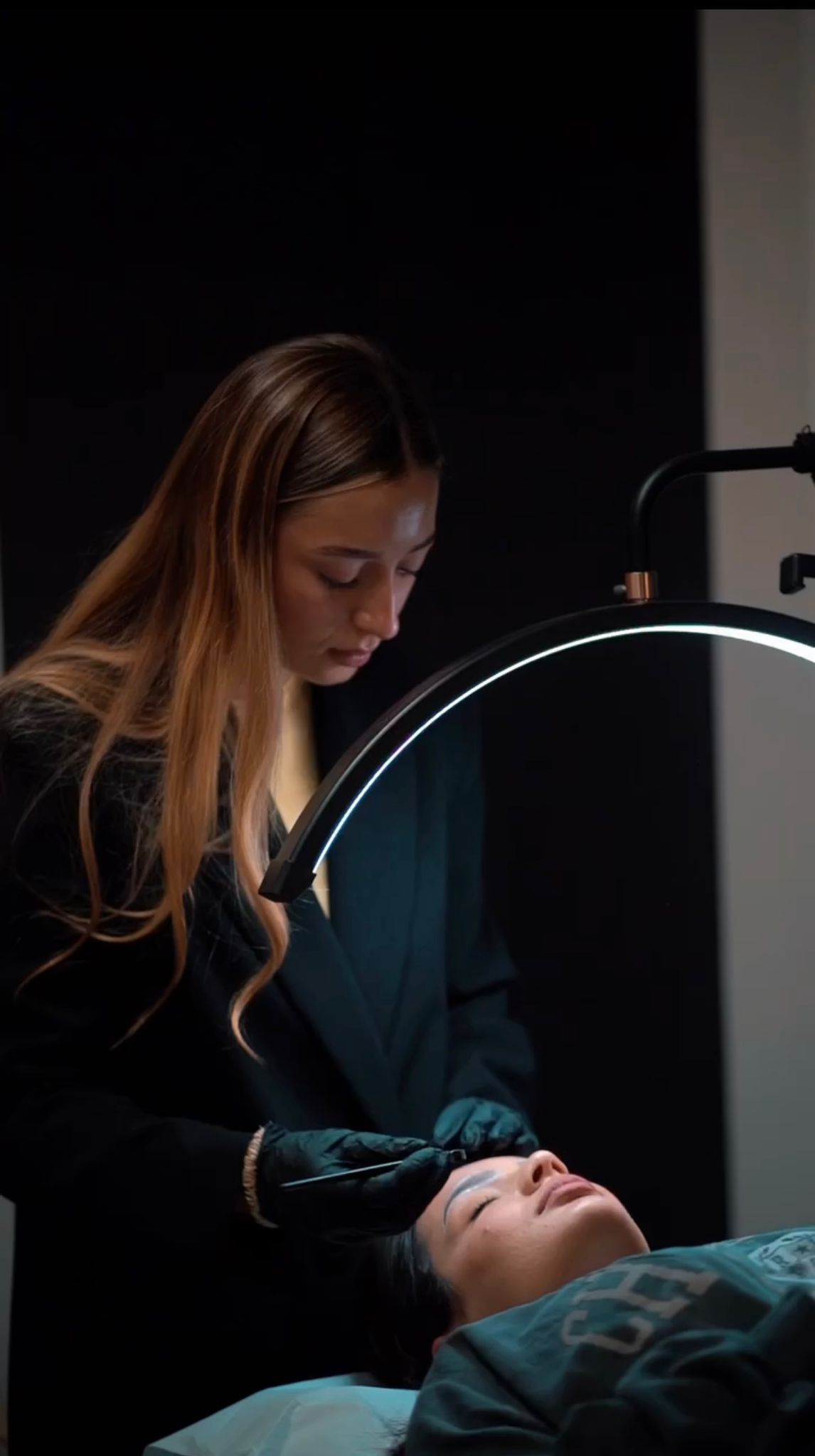 C&eacute;lia au travail, soin sourcils sous lumi&egrave;re annulaire